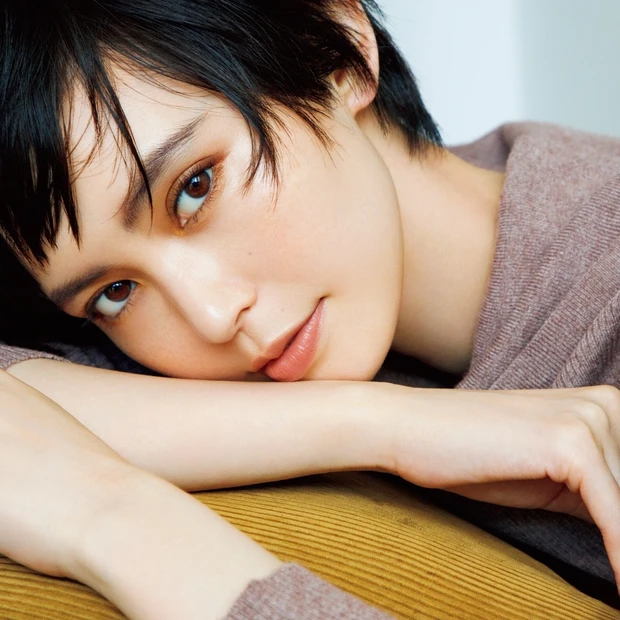 岡野瑞恵さんの最新ブラウンメイク。赤みは封印！ 差し色のカーキで洗練度ア…