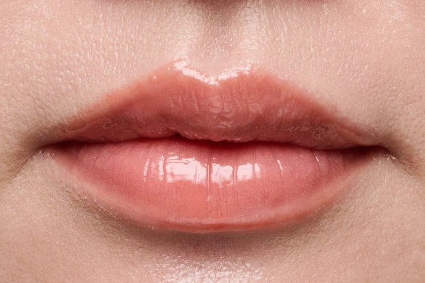 プチプラリップ　イエベ春　ヴィセ エッセンス プランプバーム PK880　スウォッチ