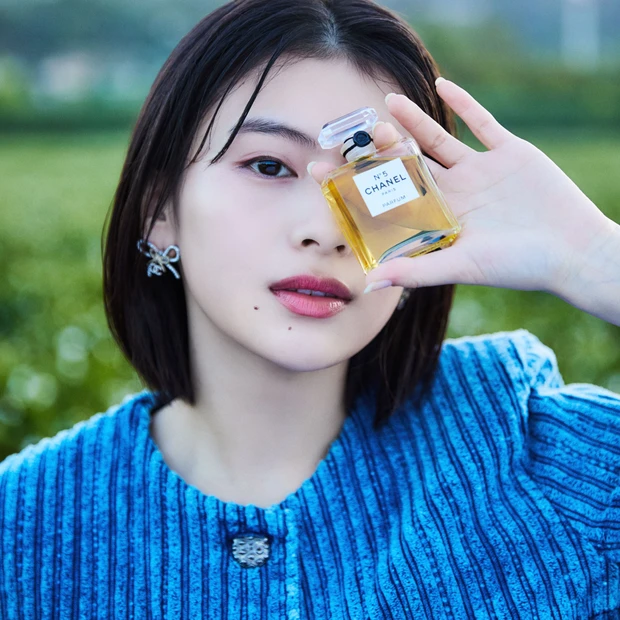 出口夏希さんとJURIN(XG)さんが名品フレグランス【シャネル Ｎ°５】が生まれる舞台裏へ