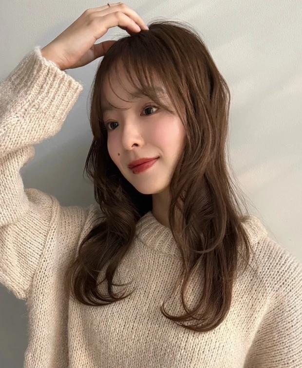 髪型 ロング 透けベージュ 前髪あり サイド