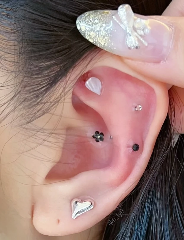 耳つぼ ジュエリー 小顔 ダイエット 肩こり 効果 メリット デメリット ブルベ