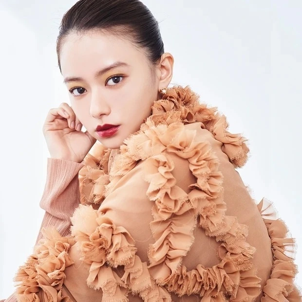 【2022年春のカラーメイク】レディなイエローアイ×ダークレッドな唇