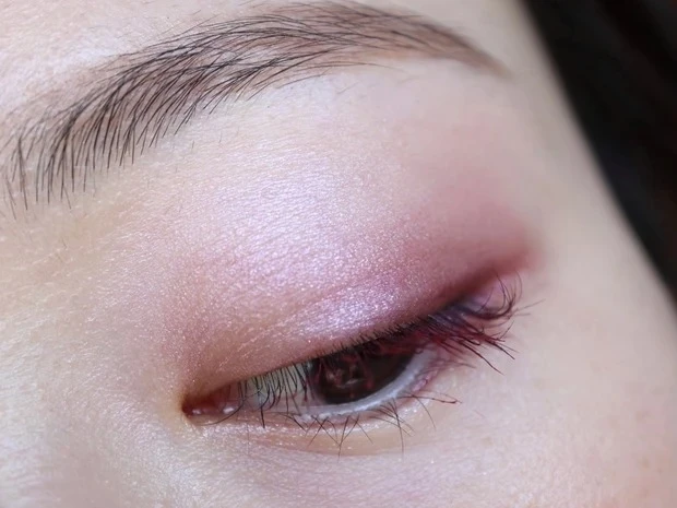 【桜コスメ】桜色アイシャドウをメインに使った春メイク_目元アップ1
