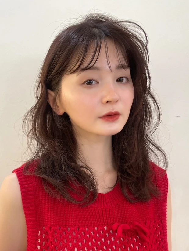 髪型 ミディアムレイヤー ミディアムヘア シースルーバング スタイリング