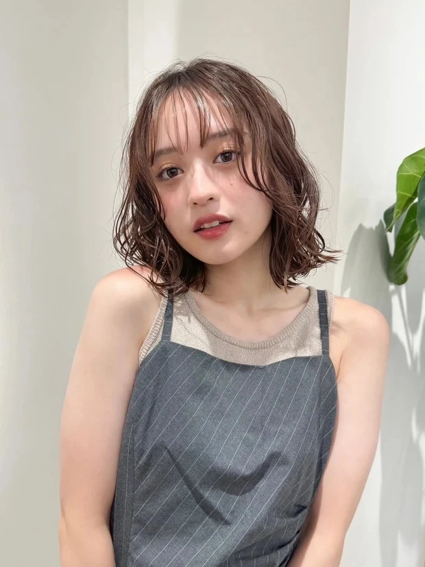 【卵型さんにおすすめの髪型】ボブヘア編_【卵型×ボブヘア】切りっぱなし✕透明感ベージュがかわいい! 小顔が叶うウェーブボブ