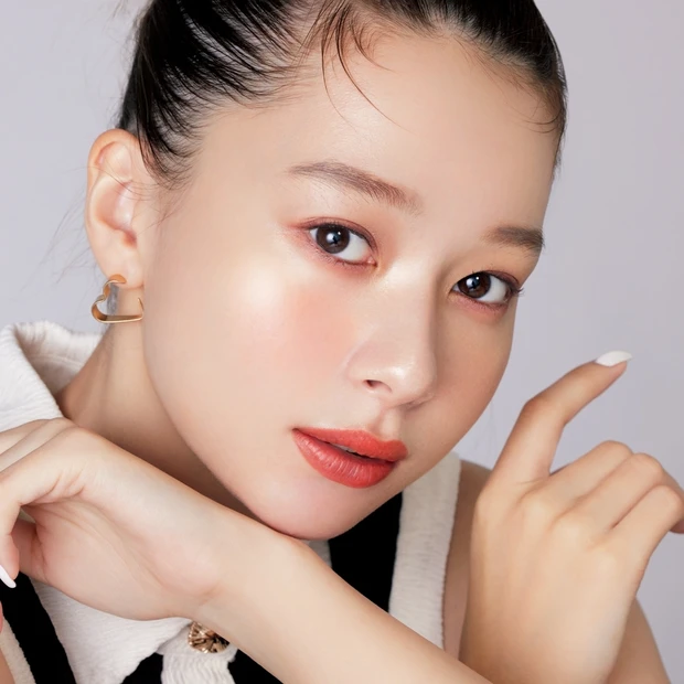 うすうす眉の最適解。「細くて薄い眉」には、オレンジブラウンのパウダーが◎