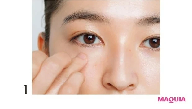 クマをカラーファンデーションでカバーする様子