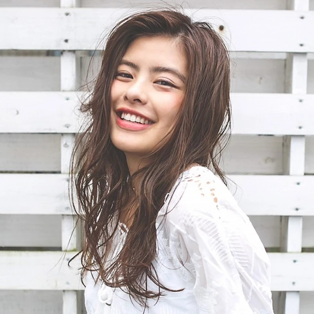 海辺のミューズを気取れるウエットヘアは、クセ毛ウェーブが夏らしさの秘訣♪