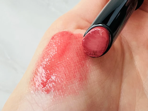 KATE のリップモンスター ツヤバースのスウォッチ(G04 スパイダーリリー調香師)