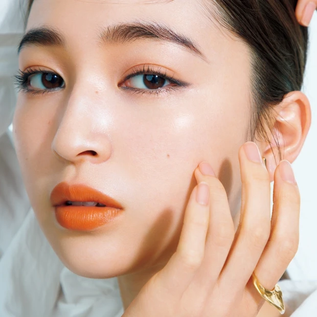 人気アーティストAYAさんが伝授！光が透けるようなツヤ肌になれる美肌メイ…