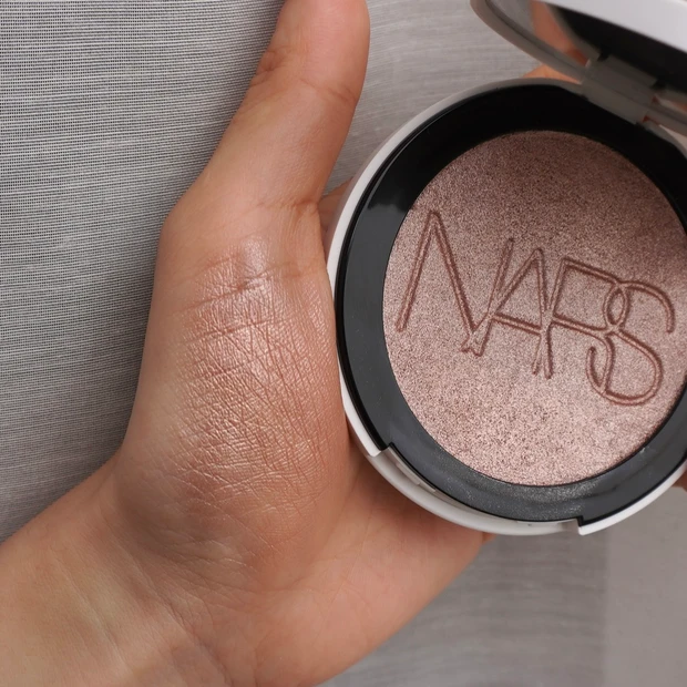 2025MYベスコスハイライト①NARS ライトリフレクティング ルミナイジングパウダー 03960 HEAVENLYのスウォッチ