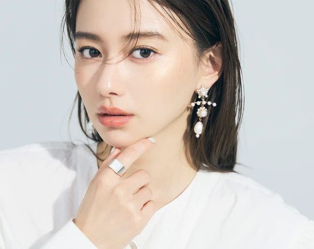 山本舞香さんが夏の日差しに映えるゴールドのワントーンメイクで大人っぽい洒落顔に