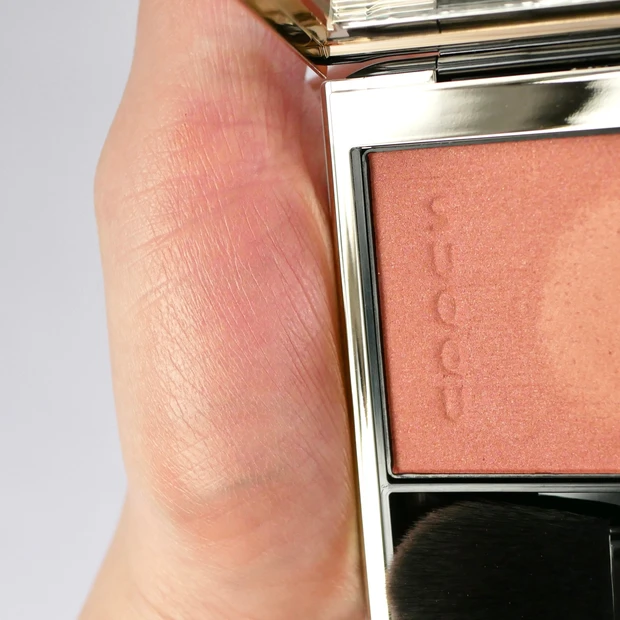 スック(SUQQU)メルティングパウダーブラッシュ 04 澄色-SUMIIRO スウォッチ