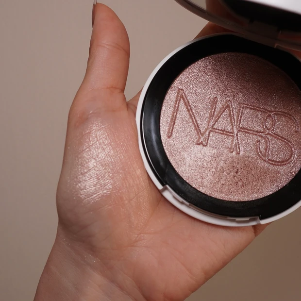 2025MYベスコスハイライト①NARS ライトリフレクティング ルミナイジングパウダー 03960 HEAVENLYのスウォッチ