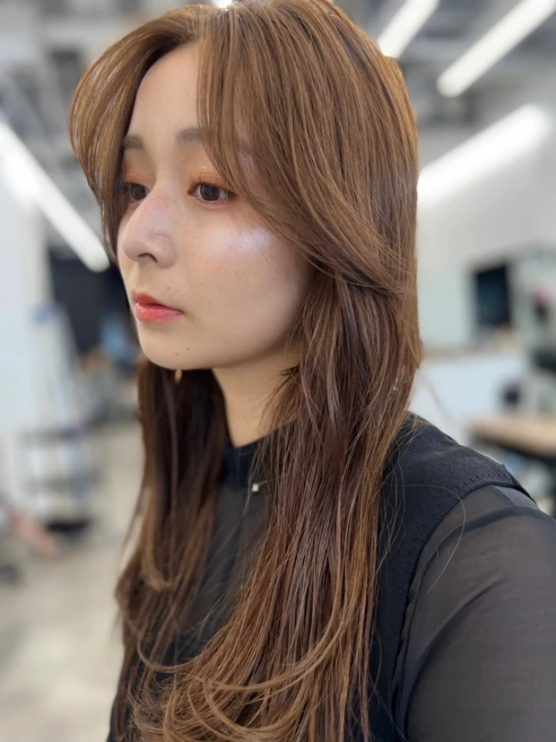 ロングヘア 30代 40代 ヘアスタイル 明るめヘアカラー 前髪なし