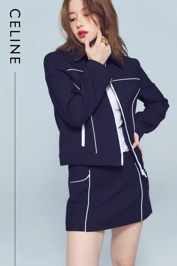 山本舞香さんがアイコニックな真っ赤なリップを纏う。【CELINE】のセットアップで大人の品格と可愛らしさを