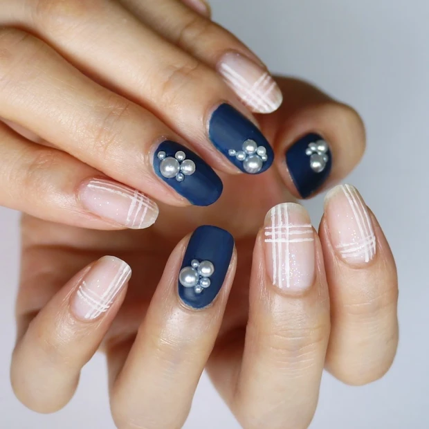 ネイビー×ホワイトでシックに仕上げる！ 夏の定番シースルーネイル【ギ☆の…