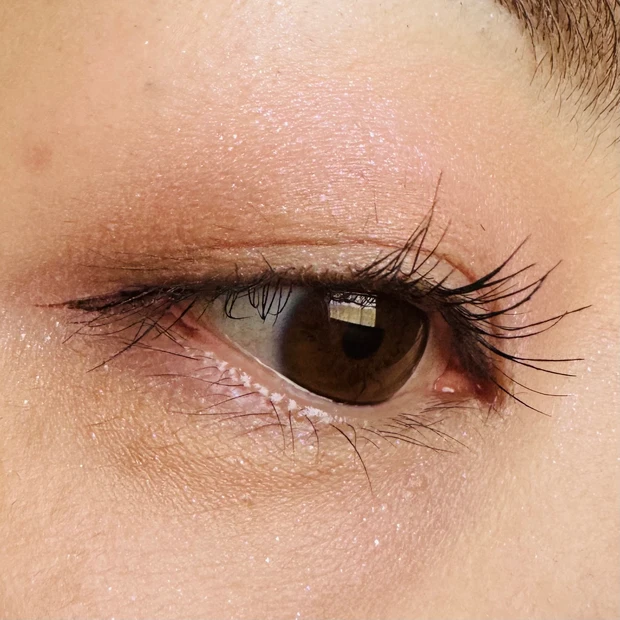 キャンメイクのシルキースフレアイズ 12 モーニングビオラの使用イメージ