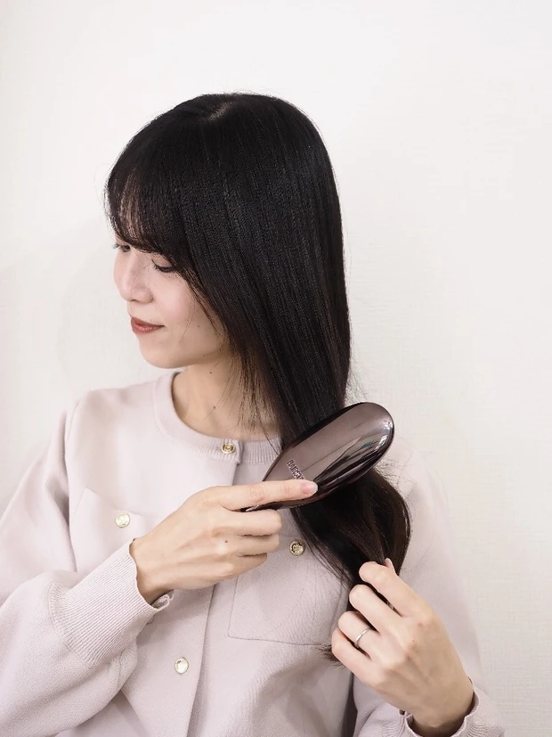 靴下カールの仕上げにブラシでほぐす!