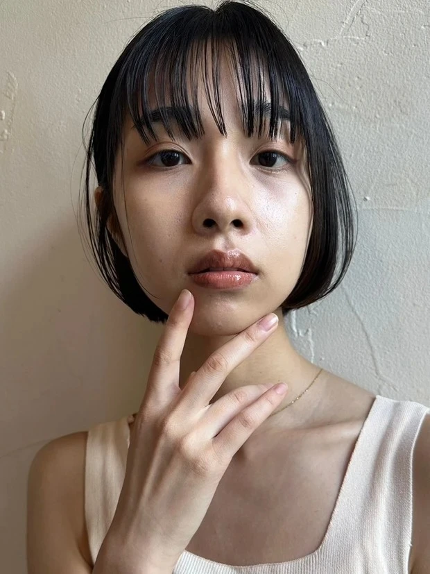 Belleの髪型・ヘアスタイルまとめ_ボブヘア_【30代・40代に似合う髪型】おしゃれな着こなしが楽しめる! 暗髪×タイトな大人のミニボブヘア