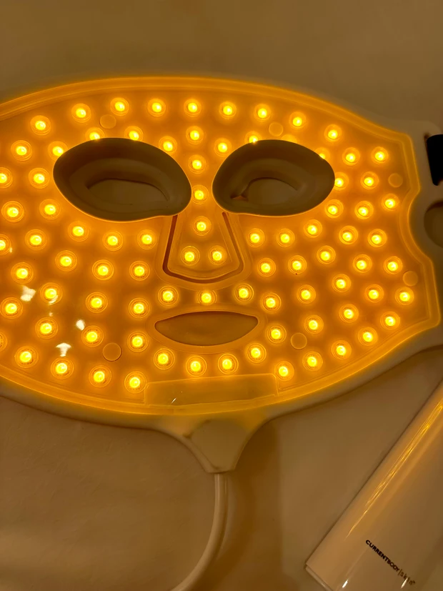 私の顔、見てびっくりしないでね！(宅急便には出られない）自宅で10分！最先端LED美容　CurrentBodySkin（カレントボディースキン）LED 4イン1マスク　_4_1