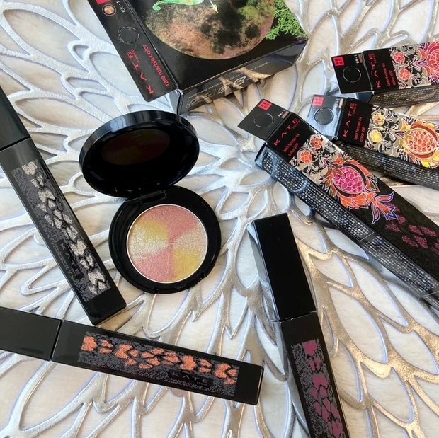 【自己紹介♡】
9年目に突入!!『限定♡』『キラっ、ツヤっ』コスメに目がない、MAQUIAインフルエンサーえりです。_3_3