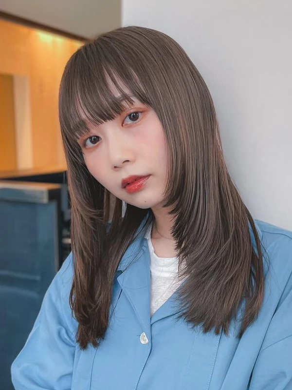 冬 ヘアカラー 明るめ アッシュグレージュ ミディアム