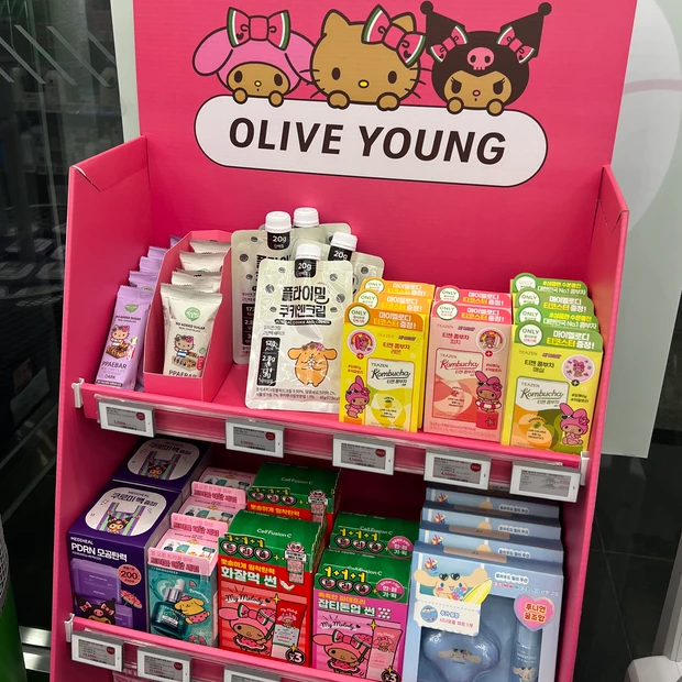 韓国のOLIVEYOUNG(オリーブヤング)×サンリオコラボアイテム店頭写真