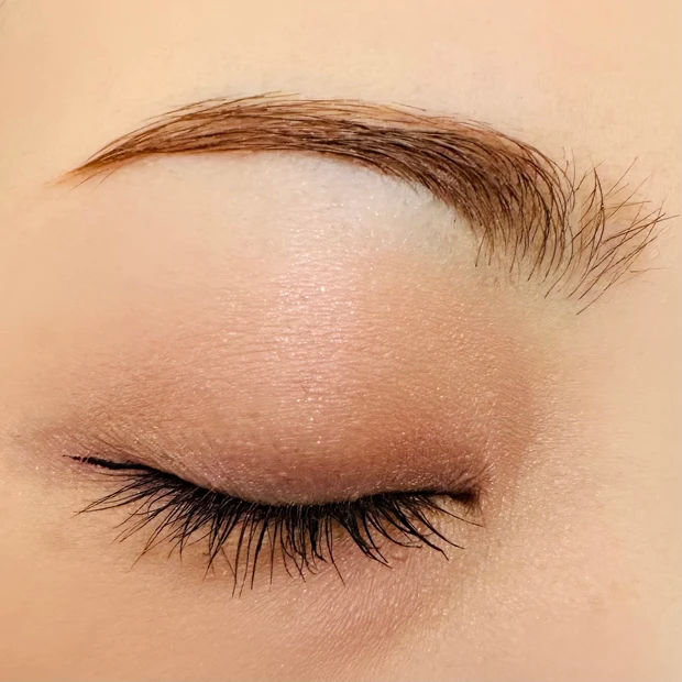 セザンヌのペールトーンアイシャドウ 01 コットンベージュの使用イメージ