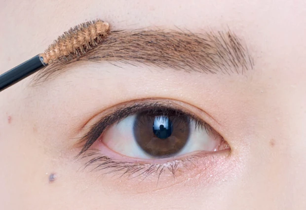 ベージュの眉マスカラで濃い毛の印象を弱める