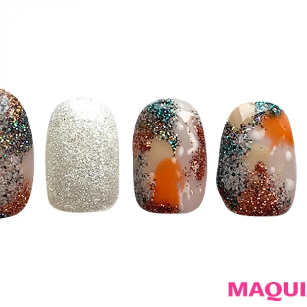 迷彩ニュアンスでカジュアルに楽しむ、感度高めな「グリッター」ネイル