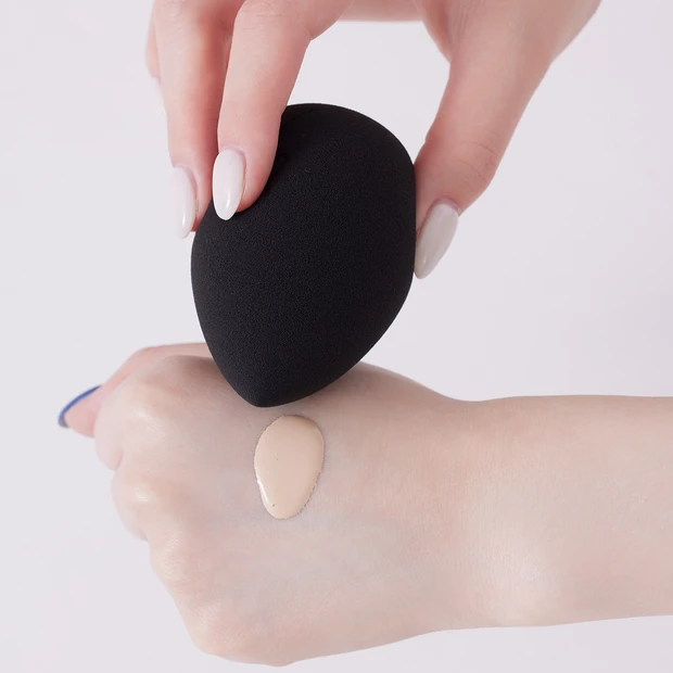 マキア　リキッドファンデーション　塗り方　スポンジ