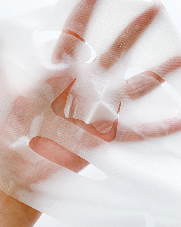 トランシーノ薬用ブライトニングフェイシャルマスクを手のひらに広げた状態(シートマスクのサイズ感・密着イメージ)