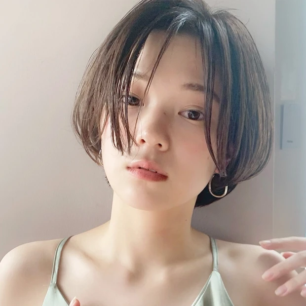 ヘルシームードに色気がチラリ! 小顔見せ女っぽショートボブ
