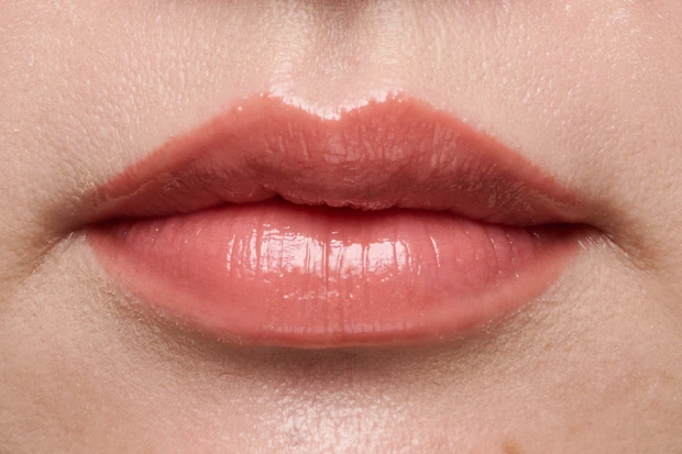 プチプラリップ　イエベ春　キス リップアロー グロウ 02 スウォッチ