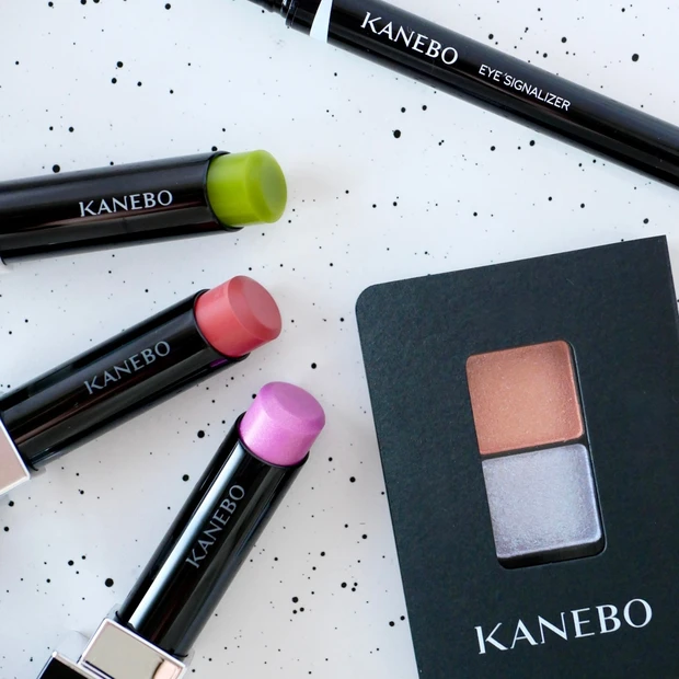 【夏新色コスメ2026】カネボウの人気リップやアイシャドウに限定色が登場！ 気になるカラーをスウォッチ