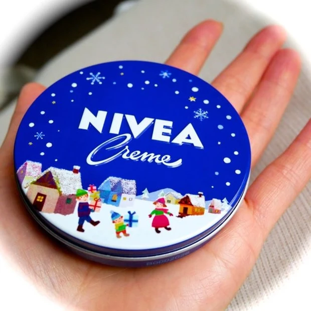 今年のニベアクリーム限定柄のテーマは〈家族のプレゼント〉デザインストーリーをご紹介。歴代の限定デザイン缶の写真もとってもかわいいので見てね!