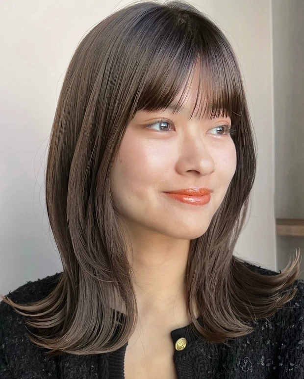 ミディアム　ヘア　髪型　ヘアスタイル　前髪あり　ヘアカラー　グレーベージュ