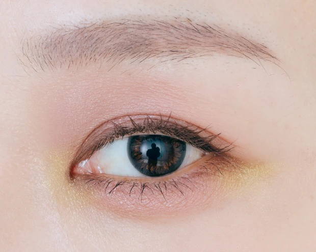 1.旬の柔らかピンクメイクでフレッシュな印象に_目元の上まぶたは求心コントロール 下まぶたは盛ってメリハリを_1