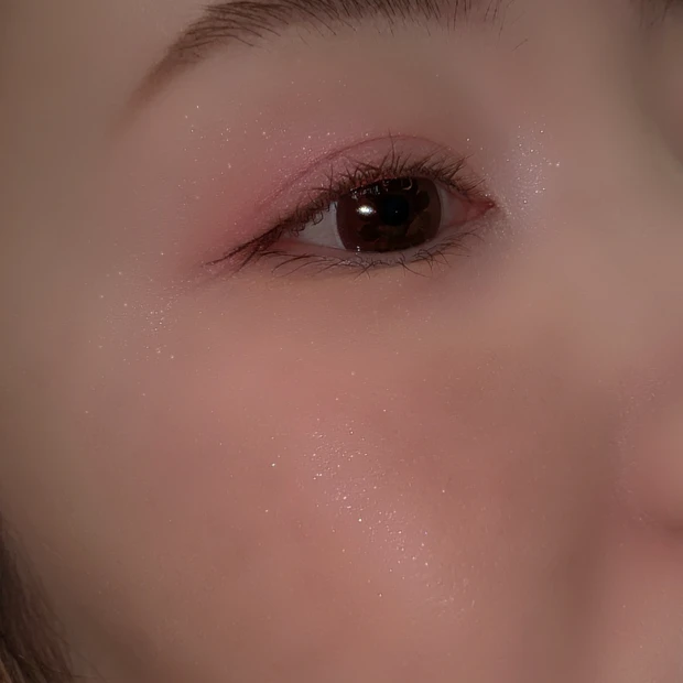 ライトを当てた状態でのKATEバウンシーチークシャドウの目元と頬の発色