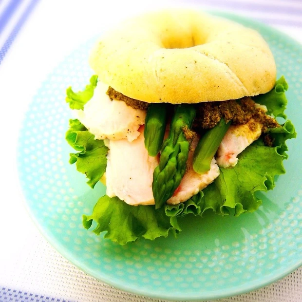 緑黄色野菜たっぷり！美肌効果も♪「バジルチキン＆キャロットラペ」ベーグル…