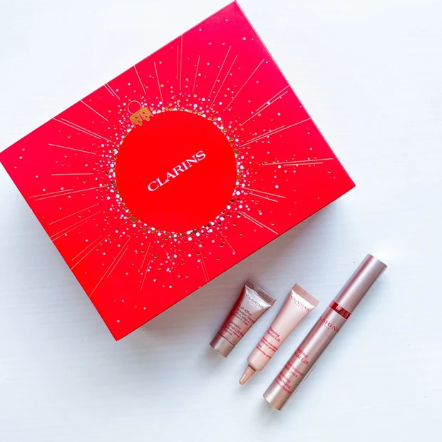 クラランス V コントア ホリデーセットの赤い外箱と、中に入っているグラン アイ セラム V、V コントア セラム、トータル V ラップの3アイテムが並んだ写真。