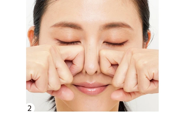 人さし指の第一関節と第二関節のあいだで、鼻筋の軟骨の脇を両側からはさむ。軽く圧をかけ、指を内側に回転させながら引き下げる動作を繰り返す。×10回。