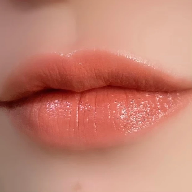 dasique(デイジーク)ムードグロウリップ 01 Cream Sand 塗布