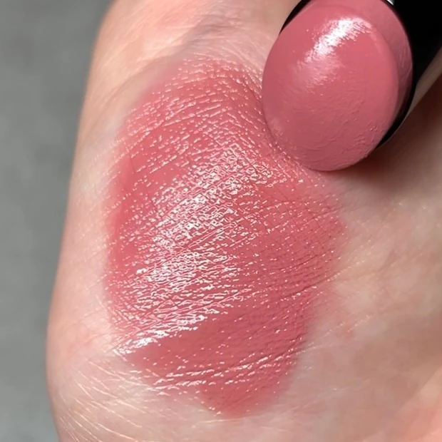 【おすすめ粘膜リップ①】 ヴィセ「ネンマクフェイク ルージュ」 人気色「PK851 わがままな肉球」　　スウォッチ　着画像　仕上がり