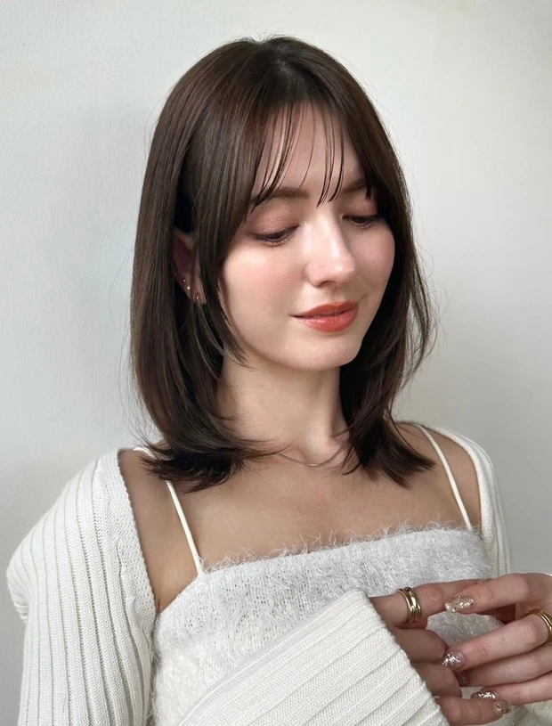 ヘアカタログ ミディアム ミディアムヘア 前髪あり スタイリング