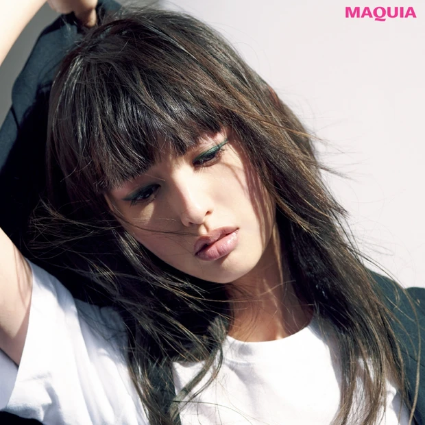 鈴木えみさんが注目！モノトーンのジャケットスタイルにペールトーンのカラー…