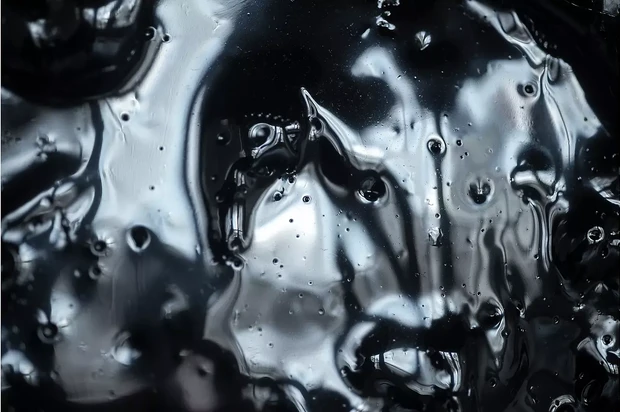 メゾンエルメス ル・フォーラム Obol　アンドリウス・アルチュニアン｜《Below ( For the Ones That Murmur)》｜2024年｜ 瀝青、タール、鉄、木綿、5チャンネルサウンド ｜Courtesy of the artist Photo by Dat Bolwerck, Zutphen