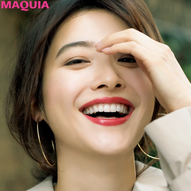 春一番に着たいトレンチコートに似合う、パリジェンヌ風赤リップメイク