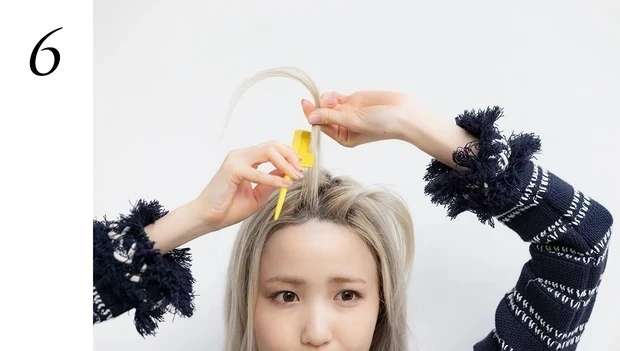 本田仁美さんのヘアアレンジ・前髪スタイリングのポイントは?_6. 左の毛束を髪の生えている方向とは逆にコームで梳かして逆立てて、ボリュームを出す。